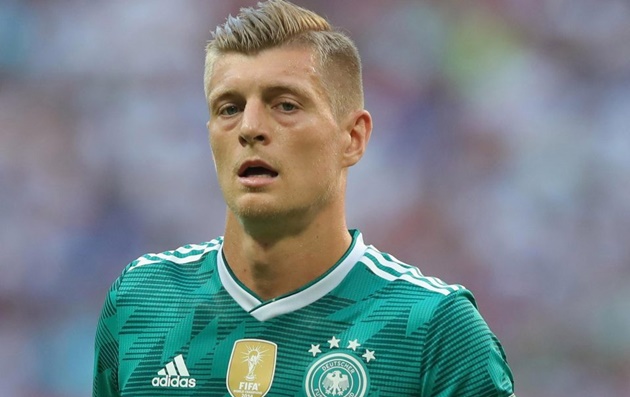 Ảnh bài viết Tạm gác tin đồn về M.U, Toni Kroos bất ngờ khoe hình xăm "không thể đụng hàng"