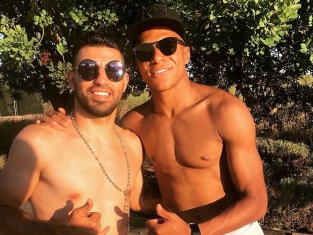 Aguero đóng vai 'Agent', lôi kéo Mbappe sang Man City?