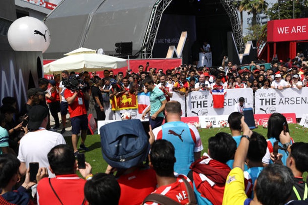 NHM Singapore chen nhau trong ngày ra mắt mẫu áo sân khách của Arsenal