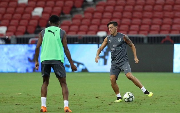 Ảnh bài viết Ozil quẩy nhiệt tình trên sân tập, PSG bắt đầu run sợ?