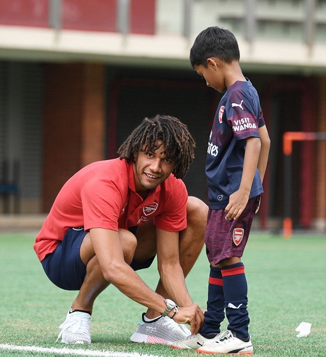 Ảnh bài viết Sao Arsenal ghi điểm ở Singapore khi hành động dễ thương với fan nhí