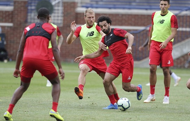 Ảnh bài viết Tân binh Liverpool căng thẳng nghe giáo huấn của Klopp