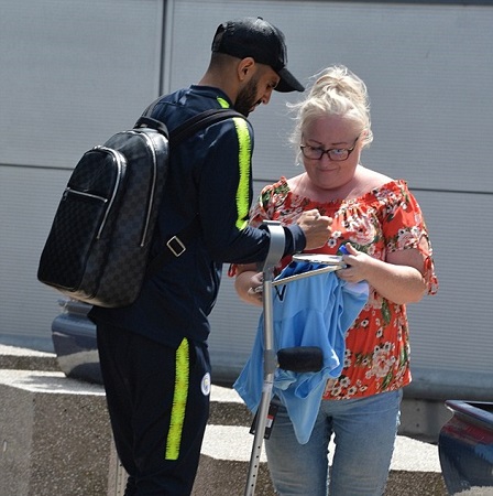 Ảnh bài viết Tay chống nạng, Mahrez vẫn cố làm vui lòng NHM