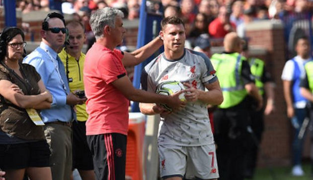 Ảnh bài viết Đóng vai 'cậu bé nhặt bóng', Mourinho tranh thủ xoa đầu đối thủ