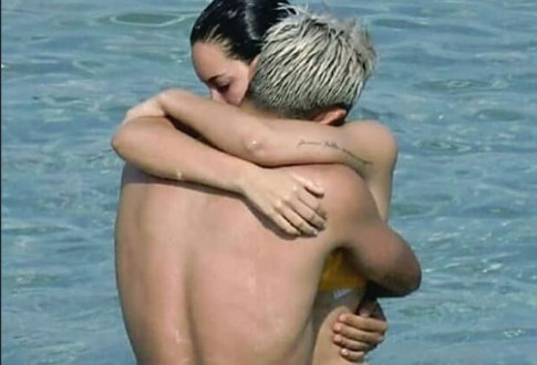 Ảnh bài viết Dybala dính như sam với bạn gái giữa biển khơi