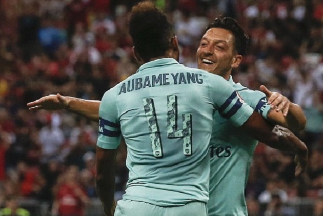 Emery muốn đá hai tiền đạo, nhưng quyết định thuộc về Aubameyang