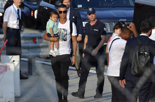 Ăn theo Ronaldo, đối thủ Juventus tăng gấp đôi giá vé