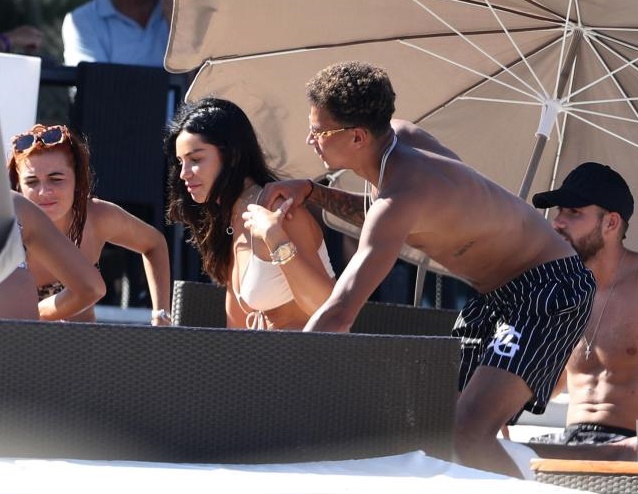 Ảnh bài viết Dele Alli không ngại 'xoa bóp' cho bạn gái hot girl giữa chốn đông người