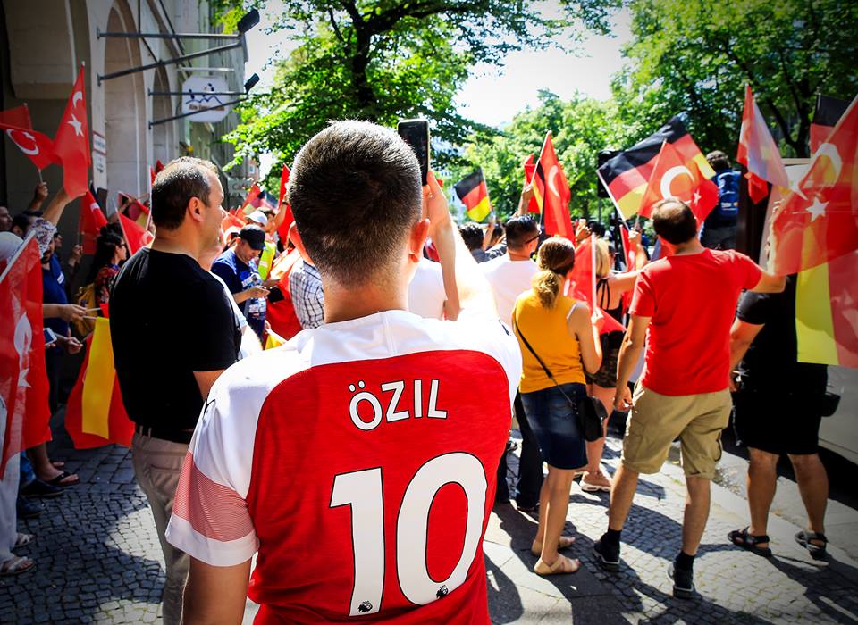 Ảnh bài viết Hàng nghìn CĐV biểu tình ở Berlin ủng hộ Mesut Ozil