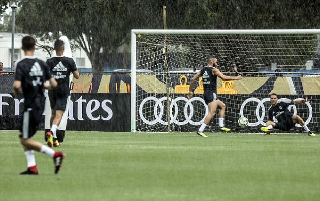 Ảnh bài viết Liên tục nổ súng trên sân tập, Benzema bác bỏ tin đồn ra đi