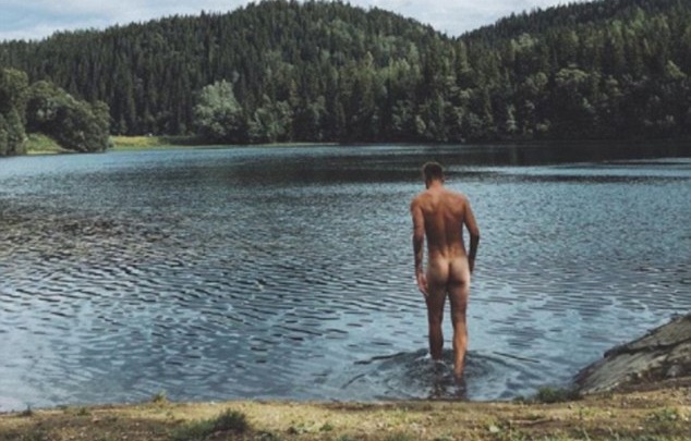 'Lord' Bendtner khoe body không mảnh vải che thân gây bão