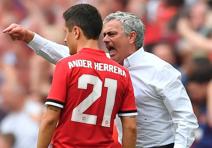 Mourinho tuyên chiến cả thế giới: Như một thói quen