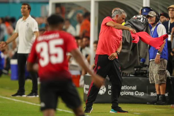 Ảnh bài viết Mourinho 'quậy phá' ngoài đường pitch, Lopetegui ứng xử ra sao?