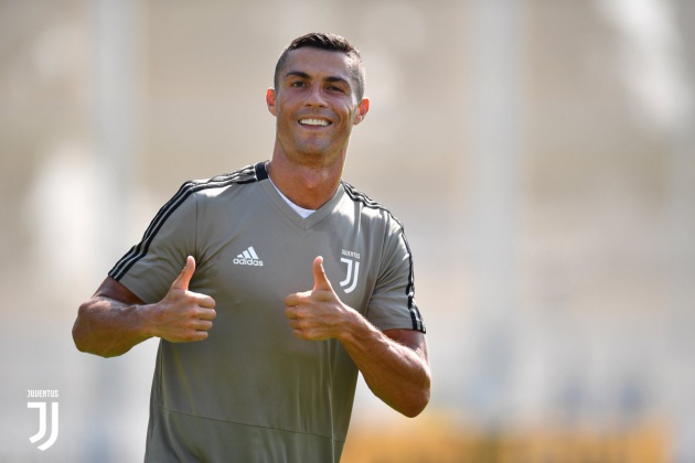 Ảnh bài viết Ronaldo khiến NHM Juve phát cuồng ngay ở buổi tập đầu tiên