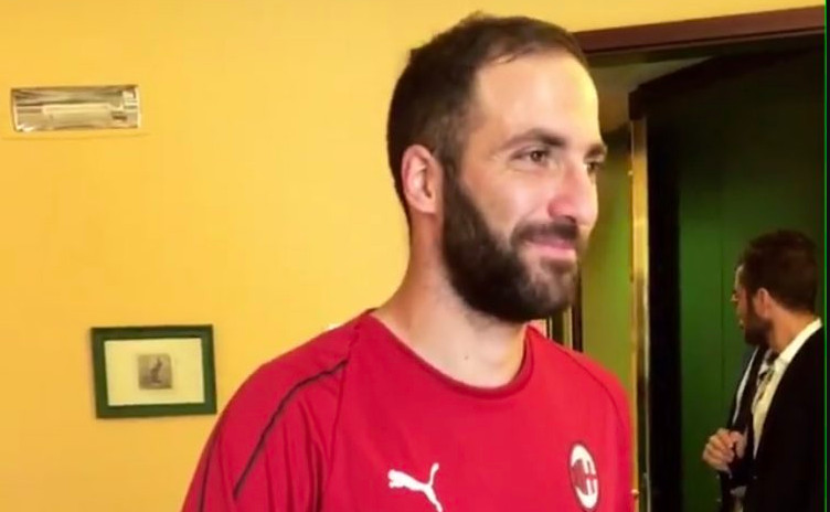 Tới Milan, Juventus vẫn phải trả lương cho Higuain