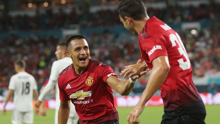 10 hợp đồng tài trợ áo đấu khủng nhất: Premier League chiếm trọn