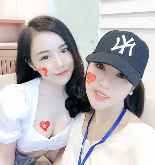 Hot girl “ngủ gật” đốt cháy mọi ánh nhìn, cổ vũ U23 Việt Nam