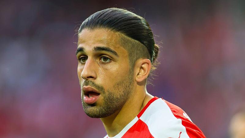 Ảnh bài viết Khủng hoảng hậu vệ trái, Arsenal chữa cháy bằng "nghệ sĩ" Milan?