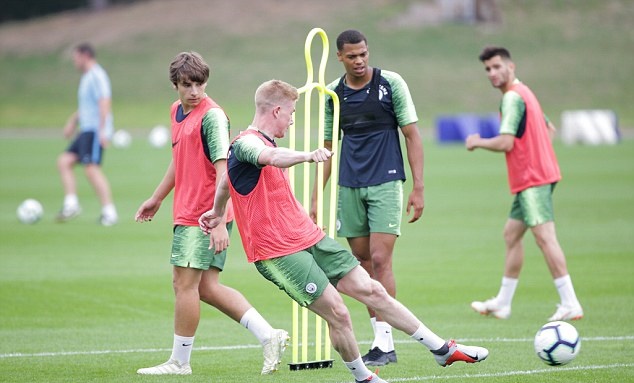 Ảnh bài viết Diệt gọn Chelsea, Man City sung sức trên sân tập chờ hạ nốt Arsenal