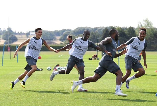 Ảnh bài viết Nắm tay tung tăng trên sân tập, Ozil và đồng đội đợi sẵn Man City