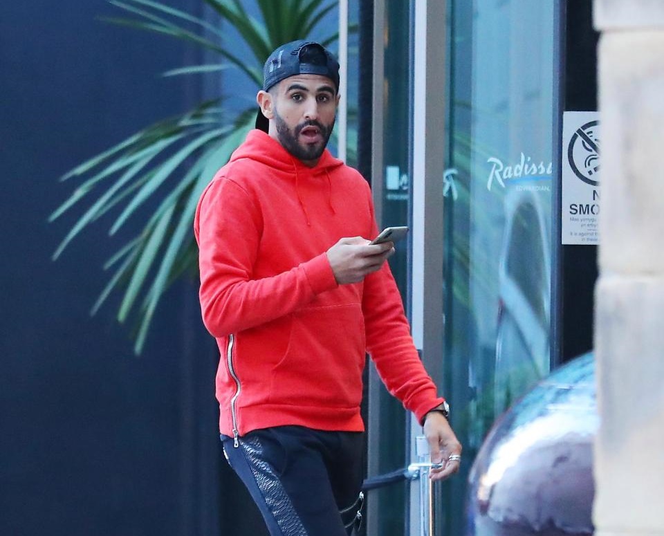Hành động 'lạ' của Riyad Mahrez với đối thủ Man Utd