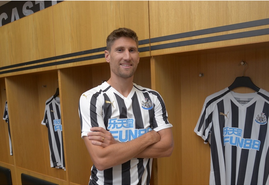 CHÍNH THỨC: 'Hút máu' Swansea, Newcastle đón tân binh thứ 7