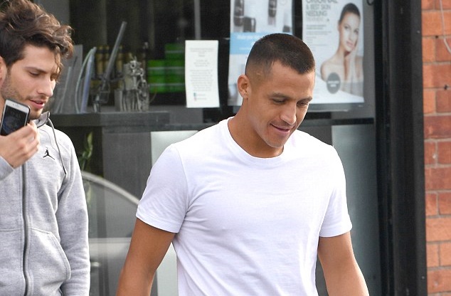 Ảnh bài viết Sanchez cạo phăng mái đầu, chờ đổi vận ở Man Utd