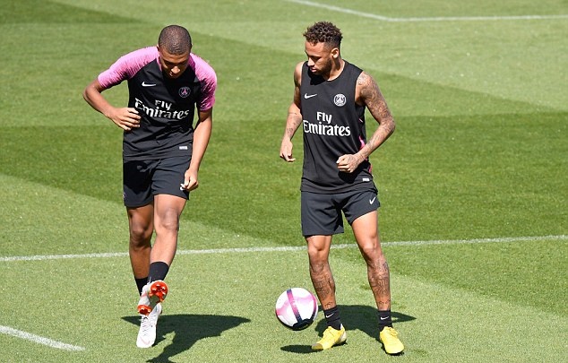 Ảnh bài viết Neymar một thoáng đứng hình trước kỹ thuật của Mbappe