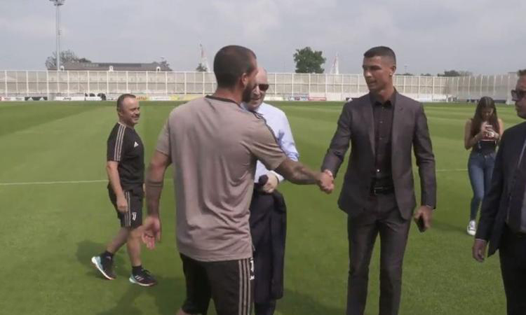 CHÍNH THỨC: Bị "dụ dỗ", sao Juventus gia nhập đội bóng cũ của Ronaldo
