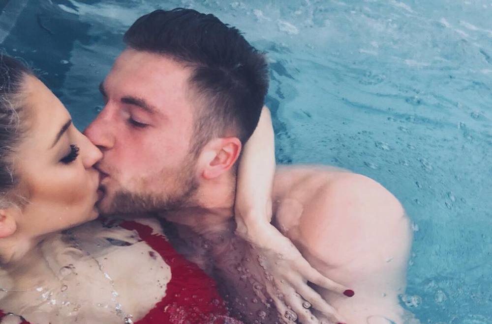 Ảnh bài viết Mục tiêu của Man United vô tư 'diễn cảnh nóng' cùng người yêu trên bãi biển