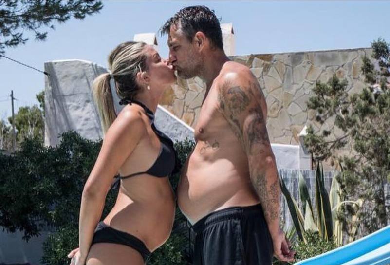 Đón Hè, 'bò mộng' Vieri cởi áo đáp trả bồ bầu khoe thân