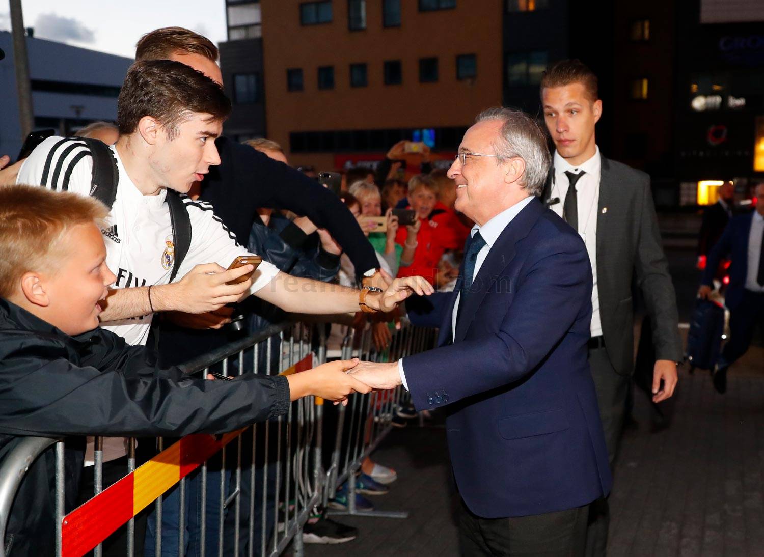 Ảnh bài viết Courtois ký mỏi tay khi Navas lặng lẽ lướt qua CĐV Real Madrid