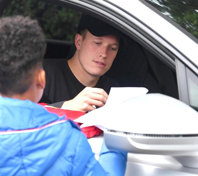 Ảnh bài viết Mở màn thuận lợi, dàn sao Quỷ đỏ kí mỏi tay trên đường đến Carrington 