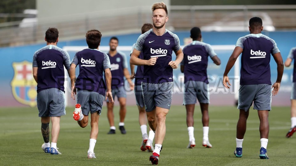 Ảnh bài viết Rakitic buồn thiu khi Vidal xuất hiện trên sân tập Barca