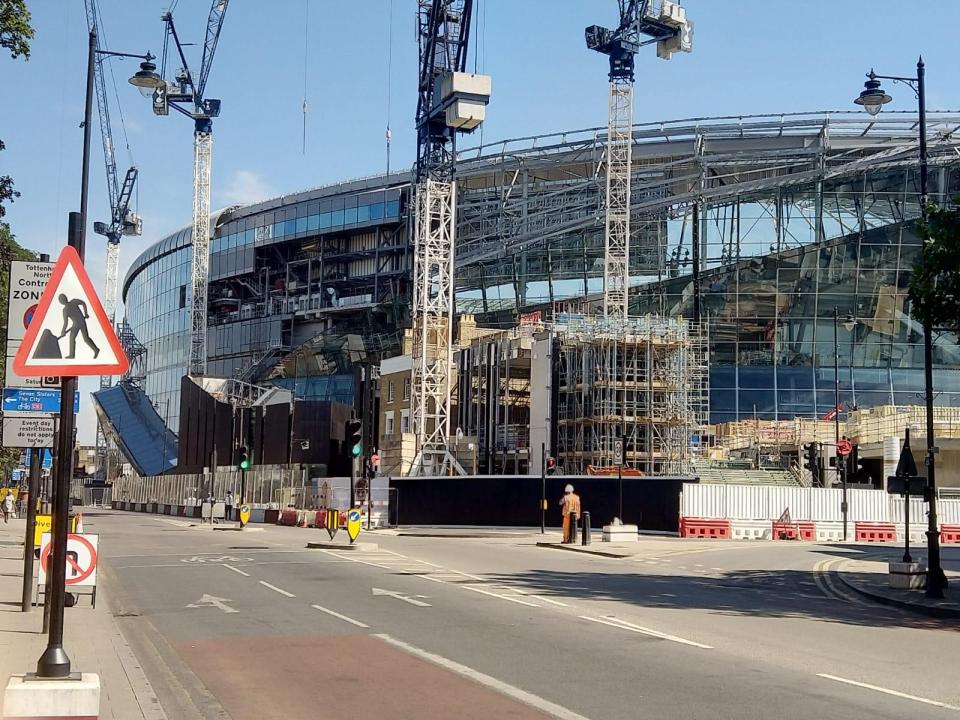 White Hart Lane chưa sẵn sàng, Tottenham phải tiếp tục thuê sân