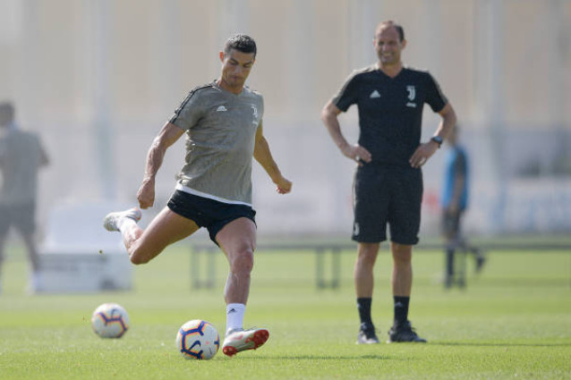 Ảnh bài viết Allegri lặng lẽ mỉm cười ngắm Ronaldo tập luyện