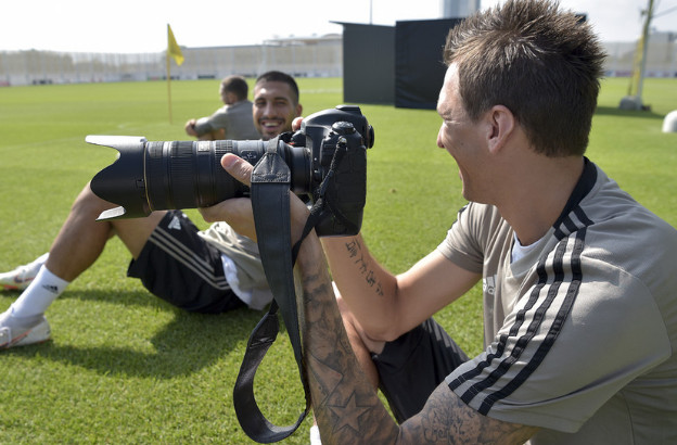 Ảnh bài viết CR7 và đồng đội tập quá sung, Mandzukic đổi nghề làm Paparazzi