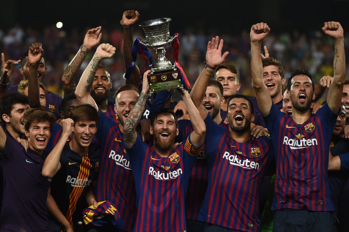 Đánh bại đội bóng của Carlos Tevez, Messi cùng các đồng đội nâng cao cúp Joan Gamper