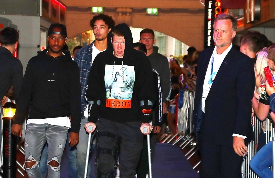 Ảnh bài viết De Bruyne chống nạng lê bước khó nhọc đi dự sự kiện cùng Man City