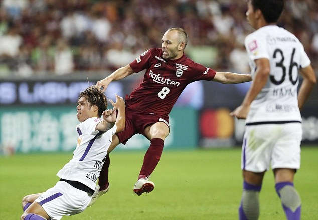 Cận cảnh pha làm bàn đẳng cấp của Andres Iniesta