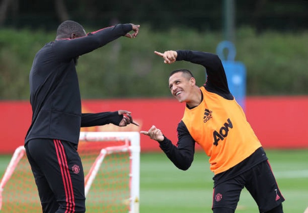 Mâu thuẫn nào? Pogba, Martial cười đùa hớn hở với Mourinho trên sân tập Man Utd