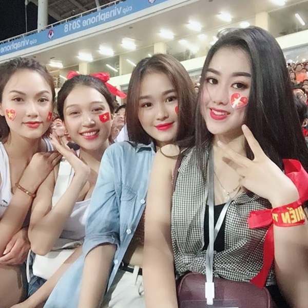 Dung nhan nóng bỏng của 4 cô gái bị "ném đá" dữ dội vì đi xem bóng đá