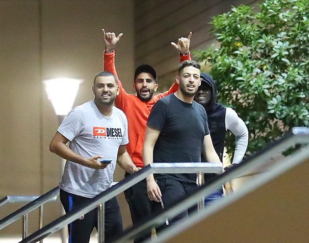 Ảnh bài viết Mahrez khiêu khích Mourinho trước ống kính phóng viên