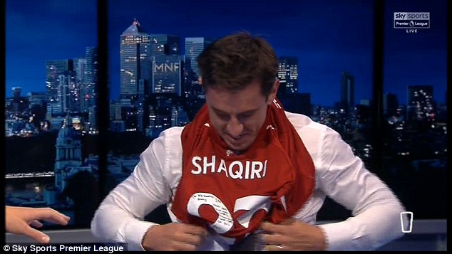 Ảnh bài viết Buộc phải khoác áo Liverpool, Neville vẫn kịp sử dụng chiêu trò