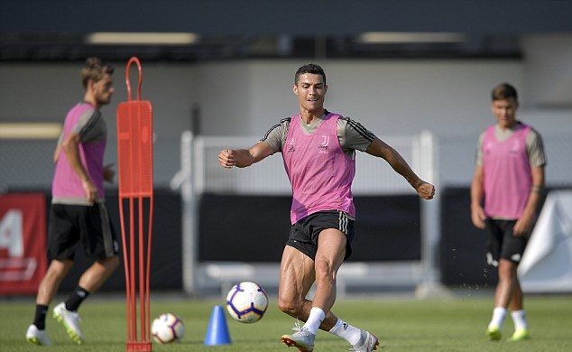 Ảnh bài viết Dybala đứng hình khi Ronaldo nghiến răng tung cú sút