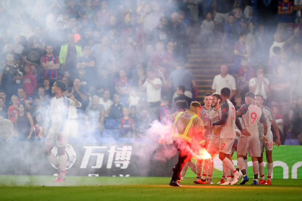 Ảnh bài viết Liverpool ăn mừng chiến thắng giữa 'làn bom bão đạn'