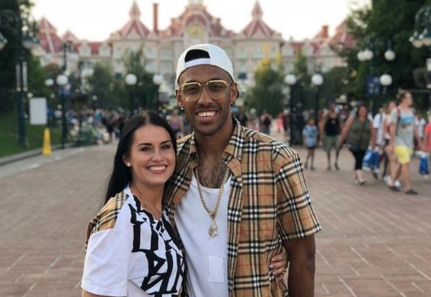 Ảnh bài viết Mặc chỉ trích, 'Thảm họa' Arsenal diện đẹp thăm thú Disneyland