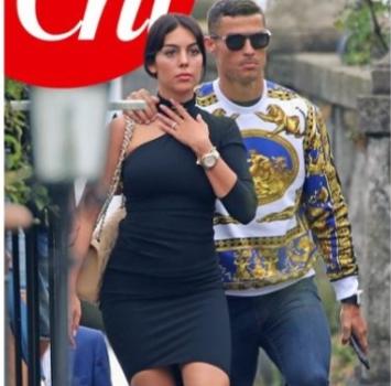 Ảnh bài viết Ronaldo đi nghỉ dưỡng cùng gia đình với bộ cánh màu mè