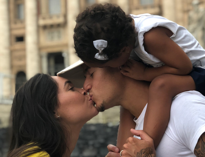 Ảnh bài viết Tranh thủ xả hơi, vợ chồng Coutinho chứng minh tình yêu trước... Thiên Chúa