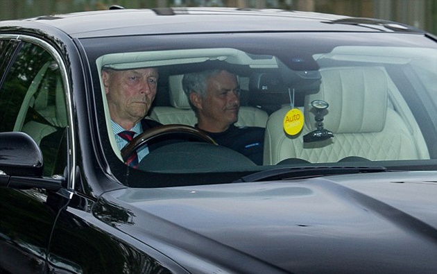 Ảnh bài viết Mourinho lộ biểu cảm trêu ngươi báo giới trên đường đến Carrington